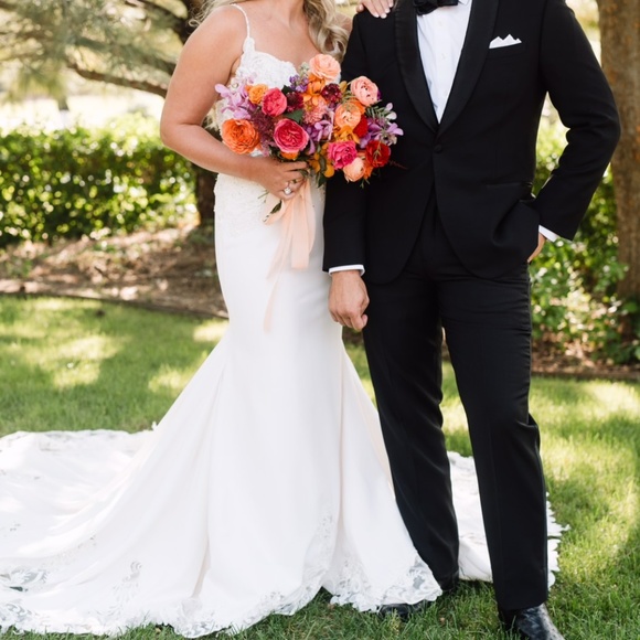 Stunning Pre-Owned Allure Bridals Wedding Gown - Ivory/Nude Lining, Size 10 - Picture 13 of 15